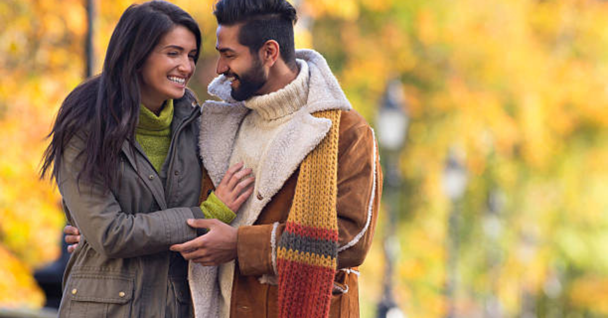 پردیس گیا تھا شوہر، بیوی نے کر ڈالا اتنا ’کھیل‘... شادی کے 27 سال بعد کھلا راز، شوہر فورا پہنچ گیا پولیس کے پاس چترپور (بھارت) – شادی کو 27 برس گزر چکے تھے جب مرد نے طویل پردیسی زندگی سے اختتام پر گھر واپسی پر دریافت کیا کہ اس کا سارا ازدواجی رشتہ و خاندان ایک بڑے راز کے سائے تلے ہلا دیا گیا۔ نیوز 18 اردو پر شائع شدہ ابتدائی رپورٹ کے مطابق شوہر کے پردیس جانے کے دوران بیوی پر انتہا درجے کے شبہات کے بعد “اتنا کھیل” ہوا کہ جب مرد واپس آیا تو اسے جھٹ سے پولیس کا رخ کرنا پڑا  facebook.com ۔  📌 ابتدائی حقائق شادی کی مدت: 27 سال؛  شوہر کی غیرموجودگی: کئی سال تک پردیسی ملازمت یا کاروبار کی وجہ سے گھر سے دور رہا؛  انکشاف کا لمحہ: شوہر جب واپس آیا، تو گھر میں کوئی معمول کا ماحول نہیں تھا؛ سارا معاملہ پولیس میں رپورٹ ہوا  timesofindia.indiatimes.com +5 nationalheraldindia.com +5 indiatoday.in +5 ۔  🕵️♂️ واقعہ کی کشیدگی یہ کوئی معمولی جرائم کی کہانی نہیں، بلکہ ایک طویل راز پوشی کا معمہ ہے۔ شوہر کے واپس آنے کے فوراً بعد کیے گئے انکشاف نے پولیس کو حرکت میں لا دیا۔ رپورٹ میں عبارت “کر ڈالا اتنا ’کھیل’” سویّت کرتی ہے کہ بیوی نے کوئی ڈرامائی، پوشیدہ یا غیر قانونی سرگرمیاں سرانجام دیں، لیکن تفصیلات موجود نہیں۔  ❓ کیا معلوم ہے اور کیا نہیں؟ پہلو	معلوم تفصیل	نہیں معلوم بیوی کا ’کھیل‘	انکشاف ہوا، پولیس کارروائی میں پہنچے	نوعیت — ایڈیشنل شادی، رشتہ داری، مالی فراڈ؟ پولیس مداخلت	شوہر نے فوری طور پر پولیس کو اطلاع دے دی	کس کل سے رابطہ ہوا؟ پولیس نے کیا کارروائی کی؟ مقام	چترپور (ممبئی کے قریب)	واقعے کی اصل لوکیشن، گاؤں یا قصبے کی شناخت  🔎 ممکنہ الزامات شادی کے بعد طویل وقت تک شوہر کی غیرموجودگی میں بیوی کسی رشتے یا سرگرمی میں ملوث ہو سکتی ہے:  غیر معروف فرد کے ساتھ خفیہ تعلق؛  معاشی وسائل کا غلط استعمال؛  شادی کی طوالت کے باوجود کوئی پوشیدہ طلاق یا ’خفیہ’ ازدواج؛  سماجی یا مذہبی تبدیلی؛  مجرمانہ رشتہ یا گروہ میں شمولیت۔  تاہم، ابھی تک کوئی مصدقہ دستاویز یا سرکاری بیان ان امکانات کی تصدیق نہیں کرتا۔  🚔 پولیس کی کارروائی کی تفتیش رپورٹ بتاتی ہے کہ شوہر نے پولیس کو بلا کر واقعہ رپورٹ کیا۔ یہ اقدام ظاہر کرتا ہے کہ معاملہ معروضی نوعیت کا ہے نہ کہ خاندانی جھگڑے یا محض ذاتی بداعتمادی۔ اہم سوالات:  کیا پولیس نے بیوی کو حراست میں لیا؟ کتنے وقت کے لیے؟  کیا کوئی تفتیشی ٹیم یا فورنزک عملہ موقع محل پر پہنچی؟  شوہر کی ابتدائی رپورٹ پر کیا مقدمہ درج ہوا — خاندان کے اندرونی تنازع، غیر قانونی تعلق یا مالی جرم؟  شکایتی خطوط یا گھریلو تنازع کی شناخت — کیا سنگین قانونی دھاگے ہیں؟  👥 سماجی اور قانونی پہلو بھارتی معاشرت: ایک طویل شادی 27 برس — ایسے حالات میں ’خفیہ‘ طلاق یا خفیہ تعلقات معاشرتی طور پر انتہائی نایاب اور حساس ہوتے ہیں۔  قانونی پہلو: عدالتی عمل یا کرمنل قانونی چارہ شامل ہو سکتا ہے، جیسے مورچوں سے متعلق تحقیقات۔  عزت اور سماجی پہلو: بیوی پر ’کھیل‘ اور ’راز‘ کا الزام صرف قانونی مسئلہ نہیں، بلکہ سماجی بدنامی کے سنگین نتائج بھی لا سکتا ہے۔  🧭 آگے کا منظر نامہ پولیس کی رپورٹ: جلد منظر عام پر آئے گی؛ جس سے معلوم ہوگا کہ کیا نوعیت کے سرکاری ایکشن ہوئے ہیں۔  عائلتی تصدیق: شوہر یا بیوی کے خاندان سے بیانات مل سکتے ہیں۔  عدالتی چارہ: اگر مقدمہ درج ہے، تو عدالت کی سماعت میں شامل قانونی ڈیٹا قانونی ریکارڈ کا حصہ بنے گا۔  خبر کی ترقی: خبروں میں پیش رفت سے اصل کہانی روشن ہوگی — جیسے بیوی کا جواب، پولیس کا اقدام، عدالت کا حکم۔  🧾 اختتامیہ یہ دو دہائیوں طویل شادی میں چھپے راز اور انہی رازوں کا پردے کے نیچے پردہ چاک ہونا کسی تاثر انگیز ڈرامے سے کم نہیں۔ شوہر کی پردیسی واپسی، فوری پولیس کارروائی اور ’اتنا کھیل‘ جیسے الفاظ سے یہ ظاہر ہوتا ہے کہ معاملہ خاندانی جھگڑے سے کہیں آگے اور سنگین نوعیت کا معلوم ہوتا ہے۔  آپ کا اگلا انتظار کیا ہے؟  پولیس کا ابتدائی چالان یا ایف آئی آر نمبر؛  بیوی کی شنوائی یا قانونی جواب؛  عدالتی حالات کا خلاصہ؛  سماجی تاثرات — خاندان، پڑوسی، رشتہ دار وغیرہ